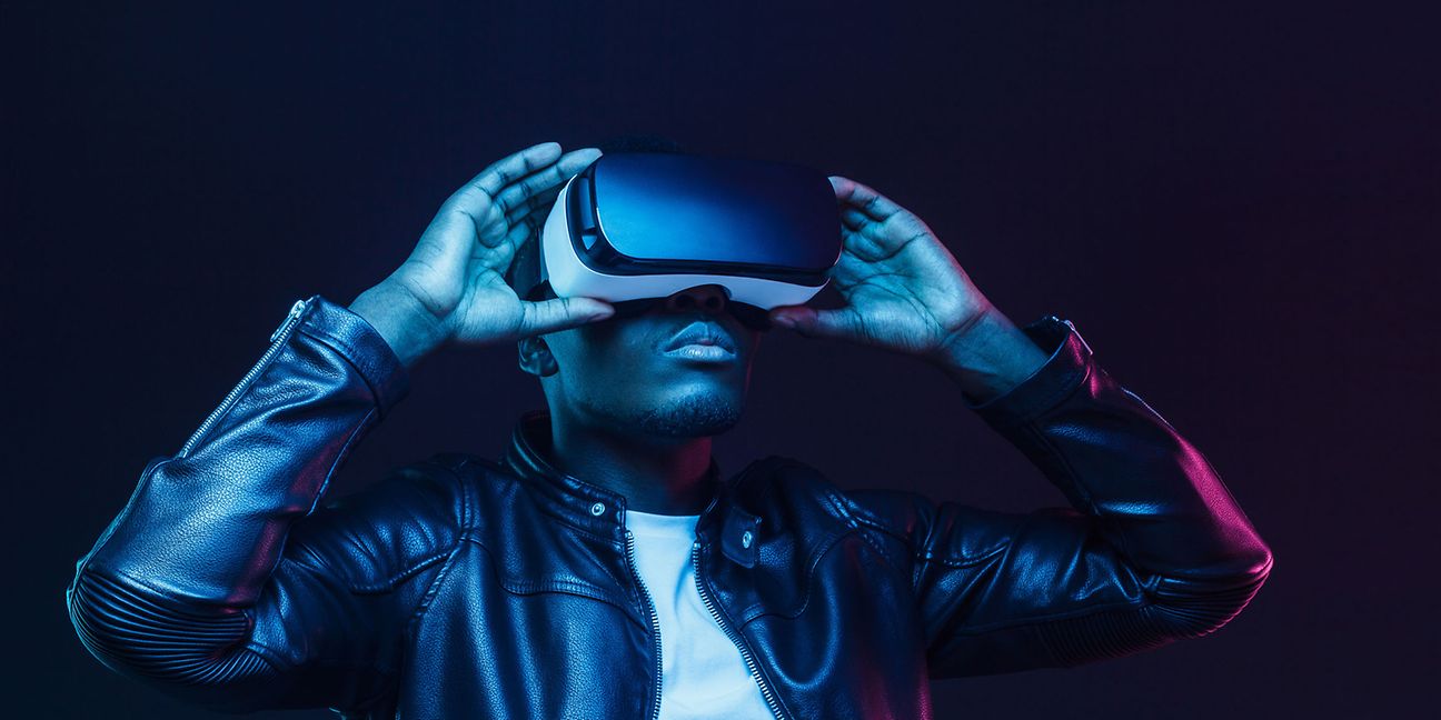 Mann mit VR-Brille