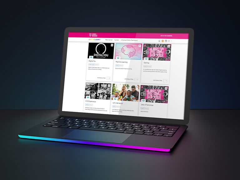 aufgeklapptes Laptop mit Bildern auf dem Screen