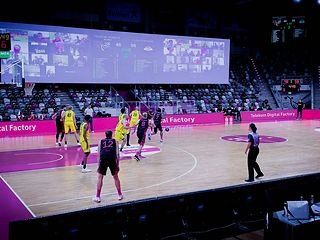 Basketballfeld mit digitaler Bühne