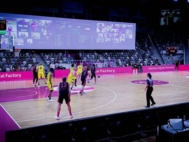 Basketballfeld mit digitaler Bühne