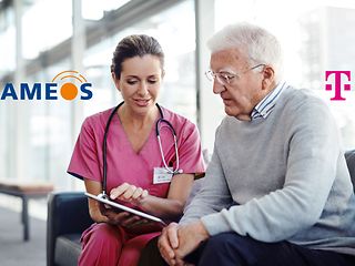 Krankenpflegerin und älterer Patient mit den Logos von AMEOS und Telekom.