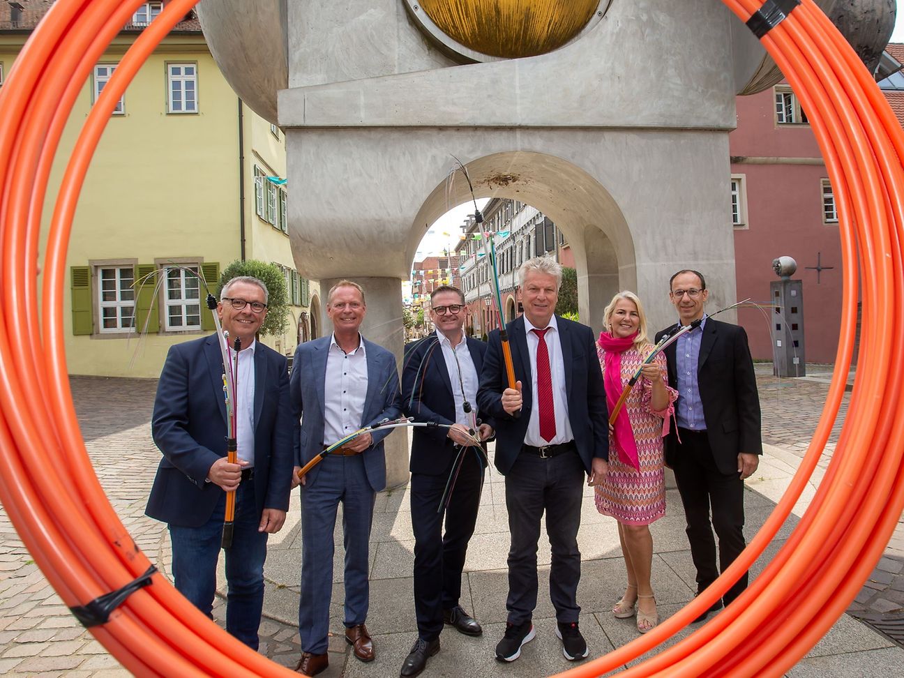 Die Teilnehmer der PK vor dem Turm der grauen Pferde, dem Wahrzeichen der Stadt.