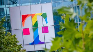 Telekom Logo in Regenbogenfarben an der Fassade eines Büro-Gebäudes