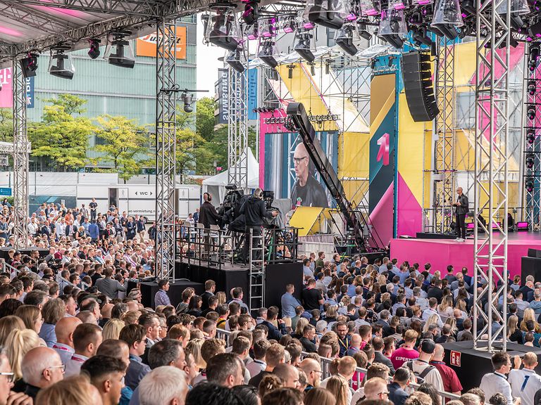 Telekom CEO Timotheus Höttges auf der Bühne bei der Digital X 2023.