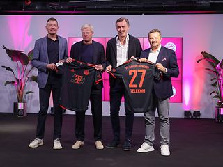 Andreas Jung und Oliver Kahn vom FC Bayern und Michael Hagspihl und Klaus Werner von der Telekom (v.l.)