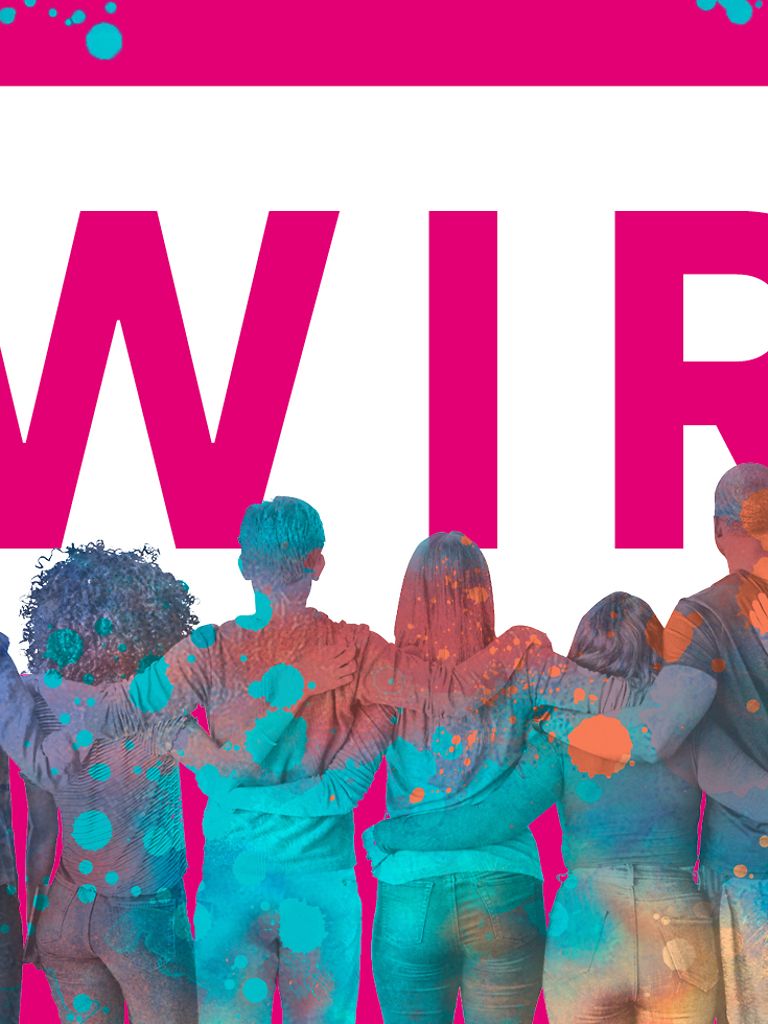Das Wort „WIR“ ist als Text zu sehen, davor steht eine Gruppe von Menschen Arm in Arm.