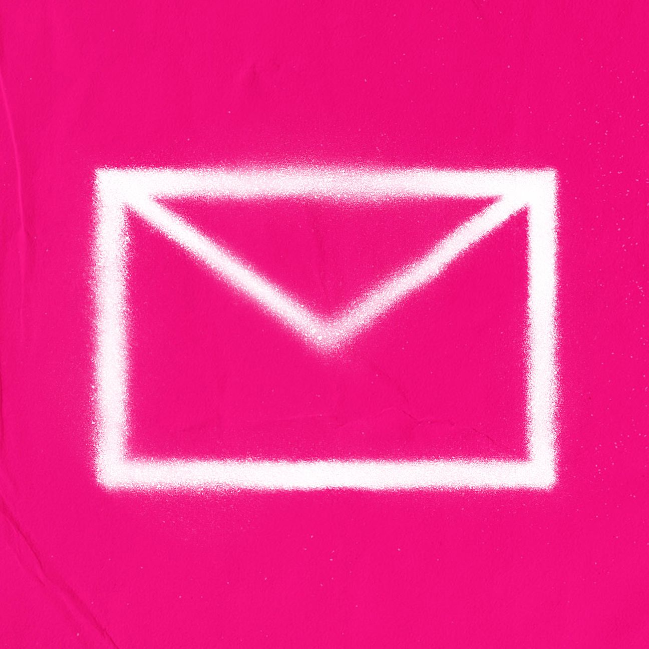weißes Icon Briefumschlag auf magenta Untergrund