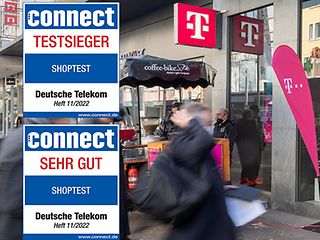 Besucher und Mitarbeiter betreten einen neu eröffneten Telekomshop. Am linken Bildrand sind die connect-Siegel zum Testsieg. 