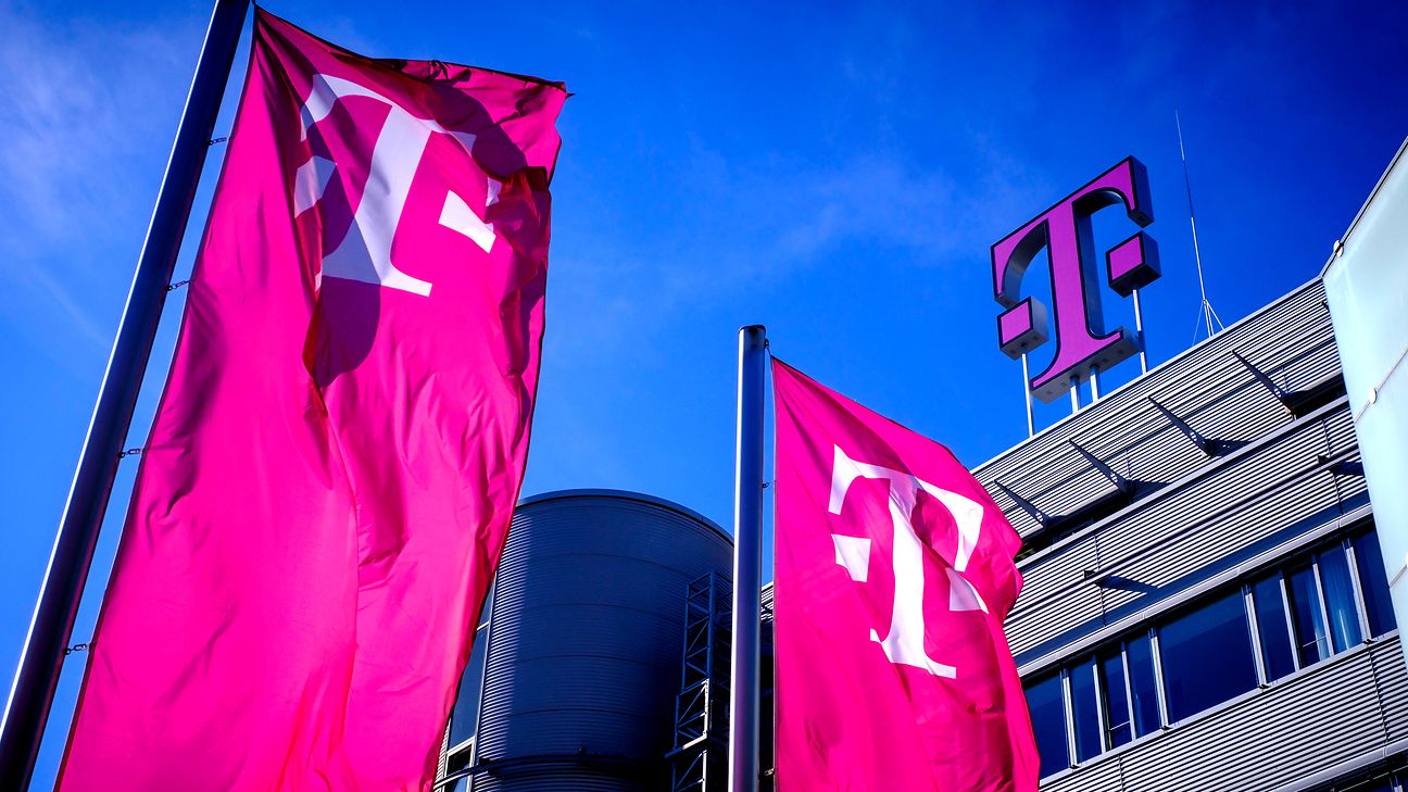 Deutsche Telekom Logo auf dem Dach der Konzernzentrale.