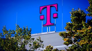 Deutsche Telekom Logo auf dem Dach der Konzernzentrale.
