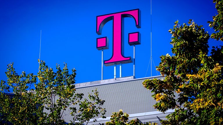 Deutsche Telekom Logo auf dem Dach der Konzernzentrale.