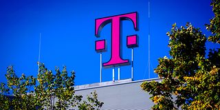 Deutsche Telekom Logo auf dem Dach der Konzernzentrale.