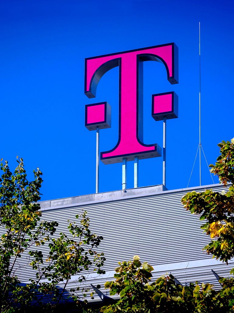 Deutsche Telekom Logo auf dem Dach der Konzernzentrale.