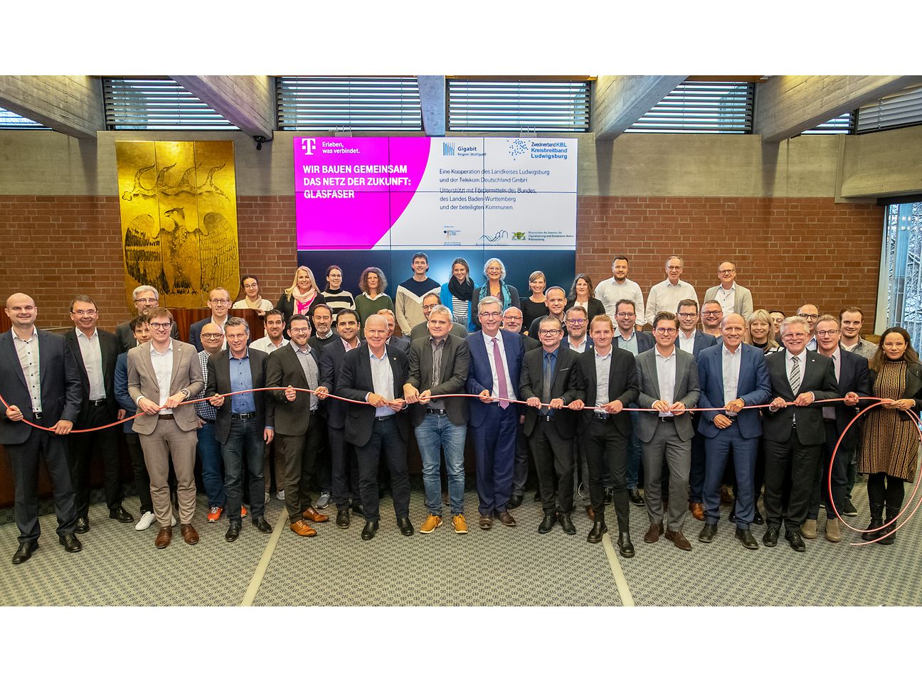 Alle Teilnehmer und Teilnehmerinnen stehen für ein großes Gruppenfoto zusammen.