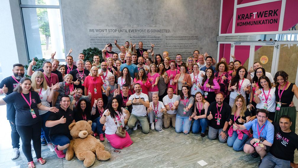 Gruppenbild der TELEKOM BOTSCHAFTER zusammen mit Timotheus Höttges.