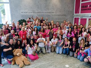 Gruppenbild der TELEKOM BOTSCHAFTER zusammen mit Timotheus Höttges.