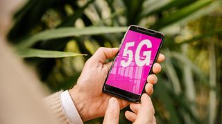 Eine Hand hält ein 5G Smartphone