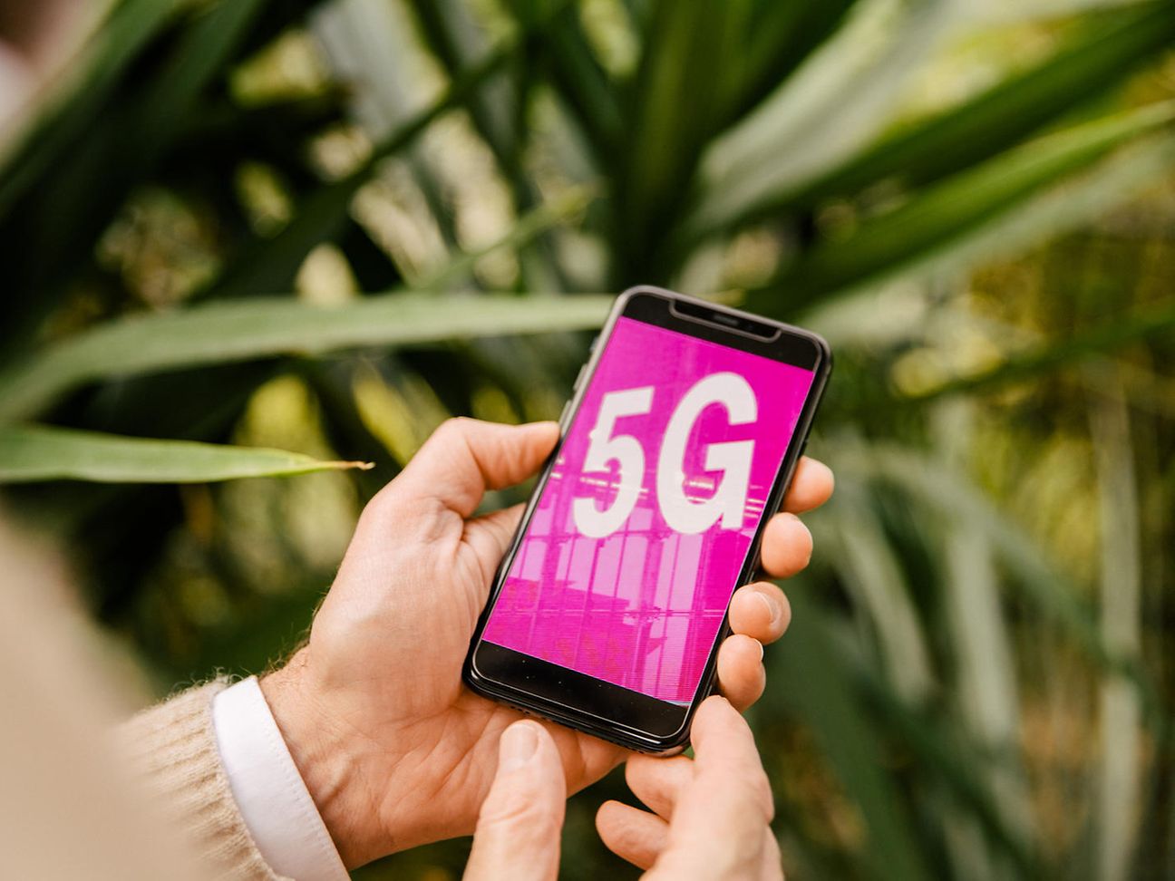Eine Hand hält ein 5G Smartphone