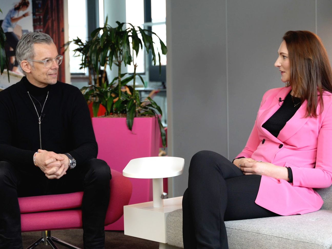 Laura Pallasch talking to Lutz Garschke