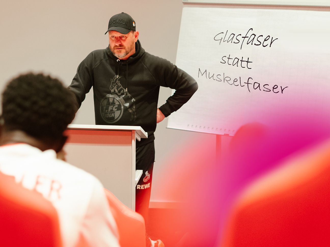 FC-Trainer Steffen Baumgart gibt seinem Team Nachhilfe in Sachen Glasfaserausbau.