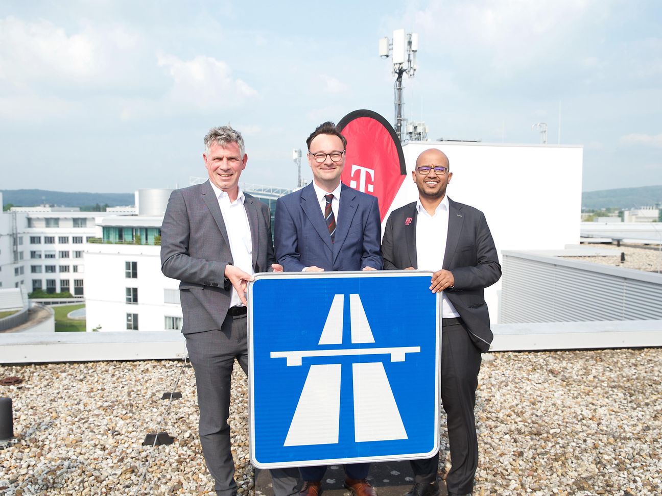 Bildmontage mit industriellen 5G-Anwendungen: Auto, Industrie, Drohne.