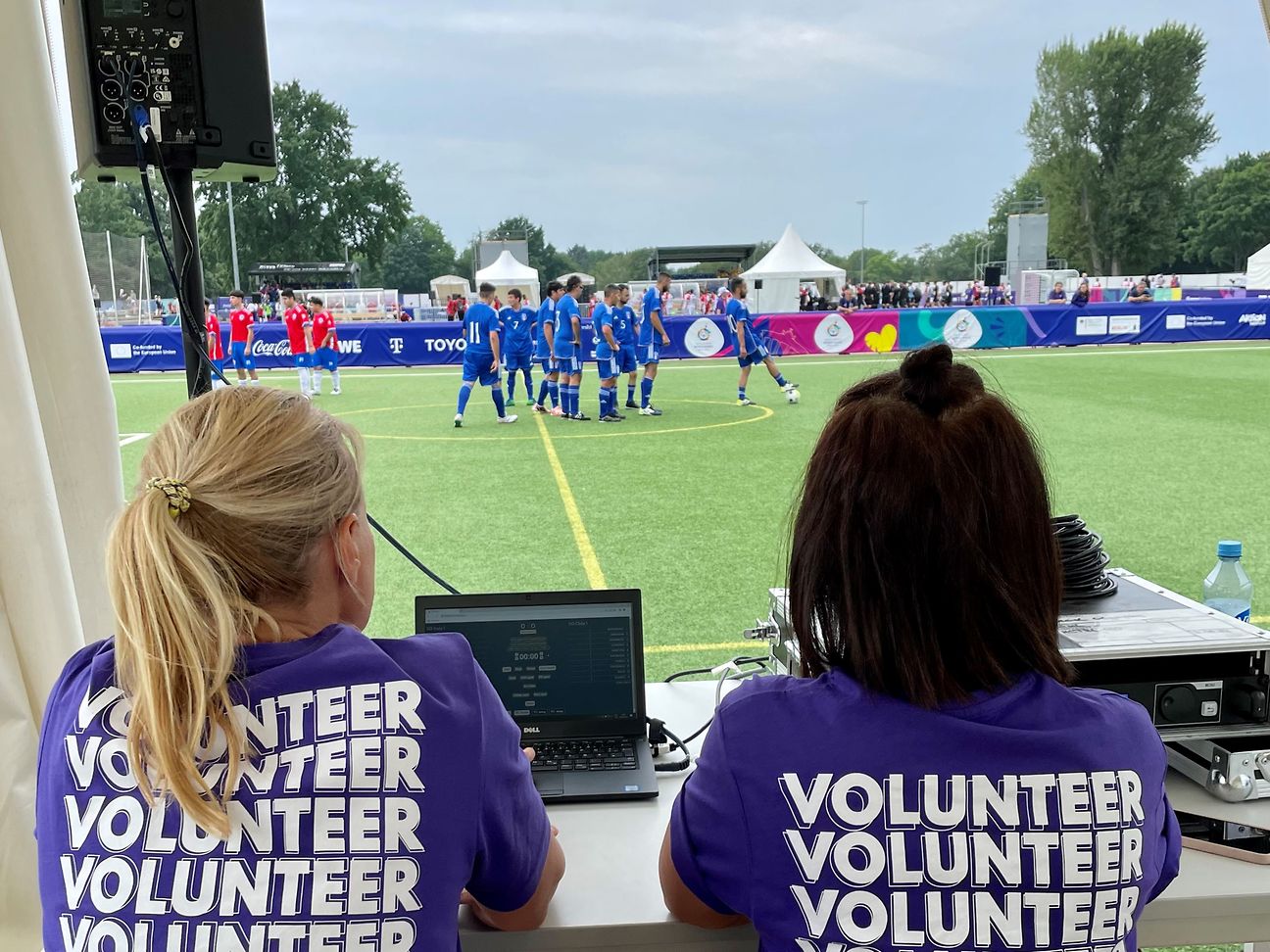 Telekom-Volunteers helfen bei Futsal die Anzeigentafeln zu bedienen