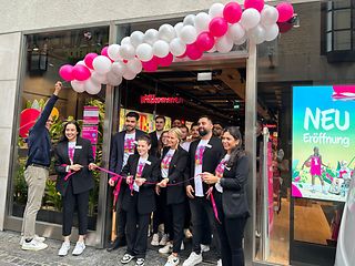 Louisa Ebel, Leiterin Telekom Shop Bonn (Bildmitte) eröffnet den neu gestalteten Telekom Shop in Bonn. 