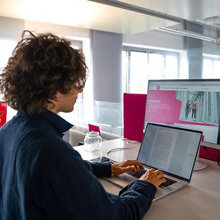 Volontär recherchiert und textet am Laptop