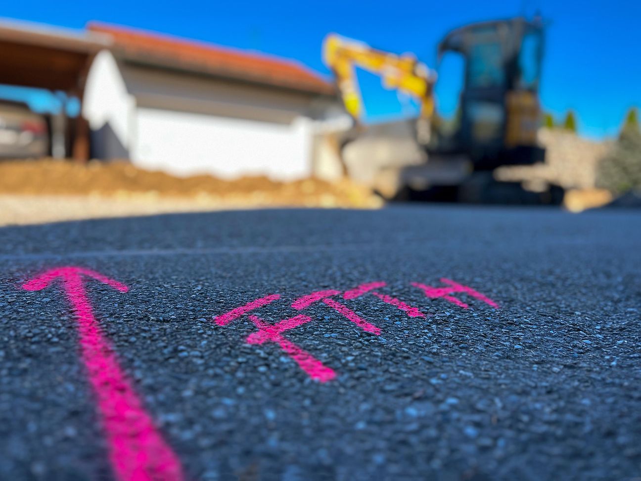 Straße mit Beschriftung "FTTH" auf dem Asphalt