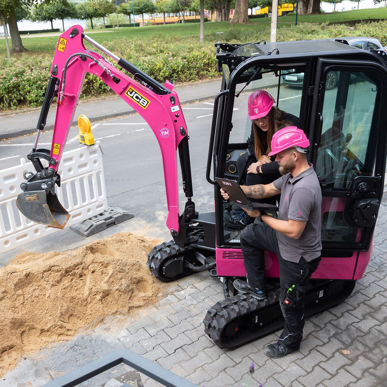 Marie-Christine Berger und Sascha Balthun (beide Telekom Technik) freuen sich auf die Tiefbau GmbH. 