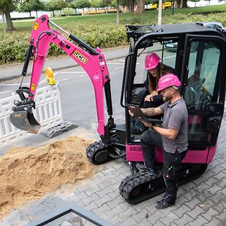 Marie-Christine Berger und Sascha Balthun (beide Telekom Technik) freuen sich auf die Tiefbau GmbH. 