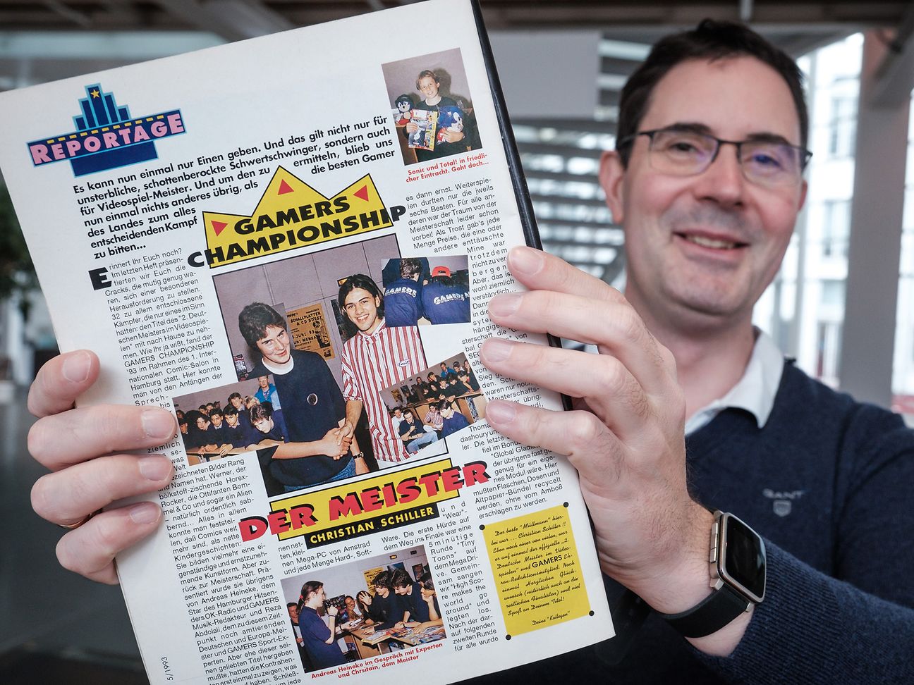 Mann mit einer Zeitschrift