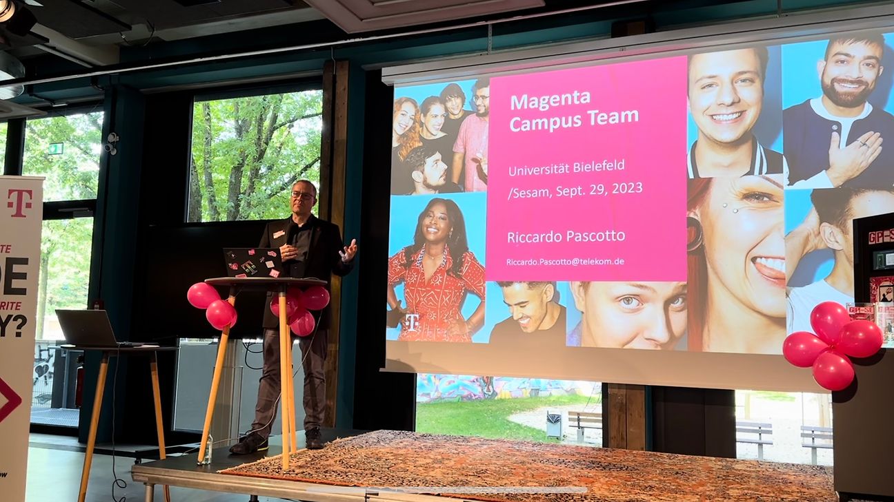 Ein Redner hält eine Präsentation über die Magenta Campus Tour
