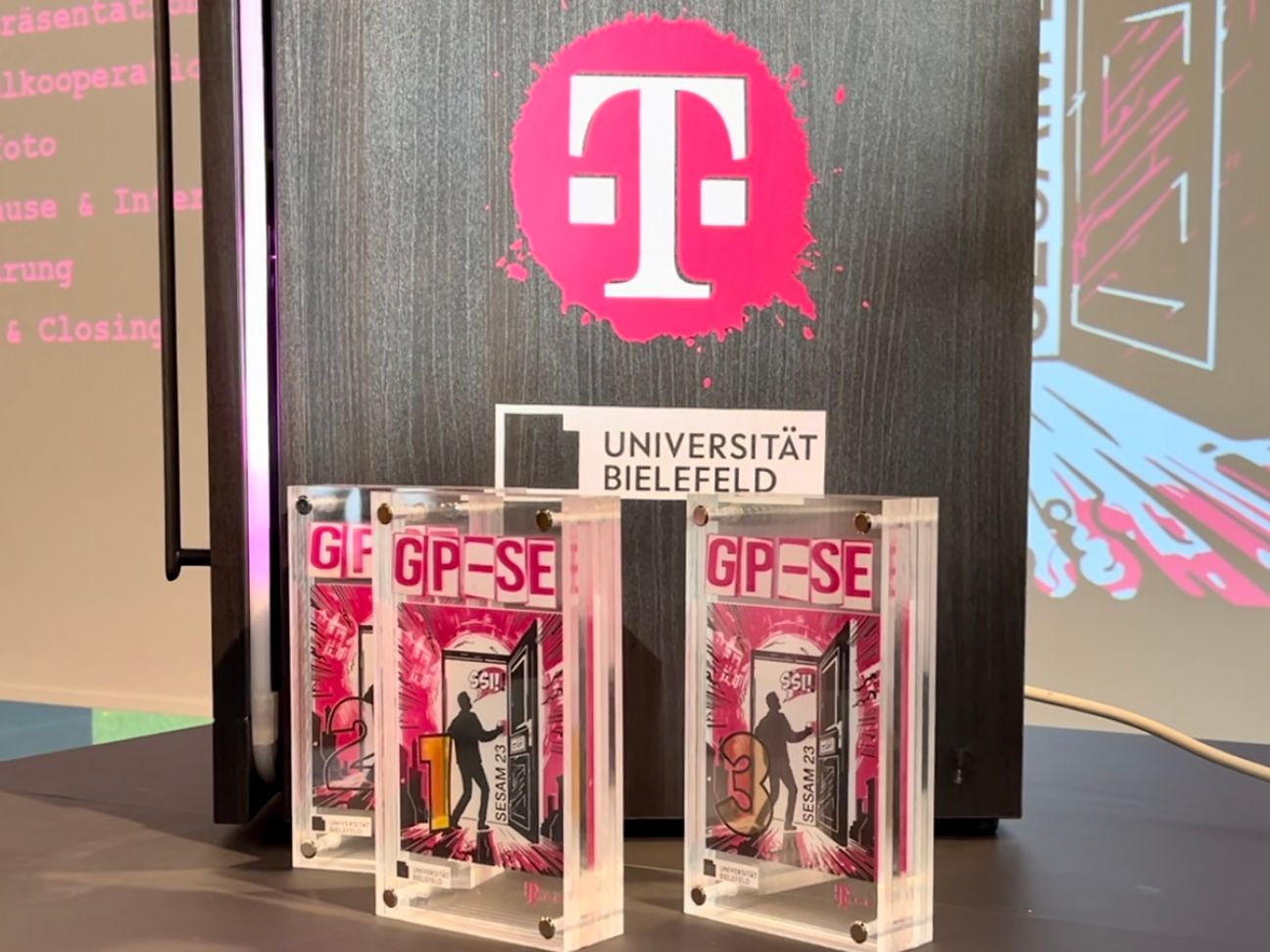 Logo der Telekom und der Universtität Bielefeld