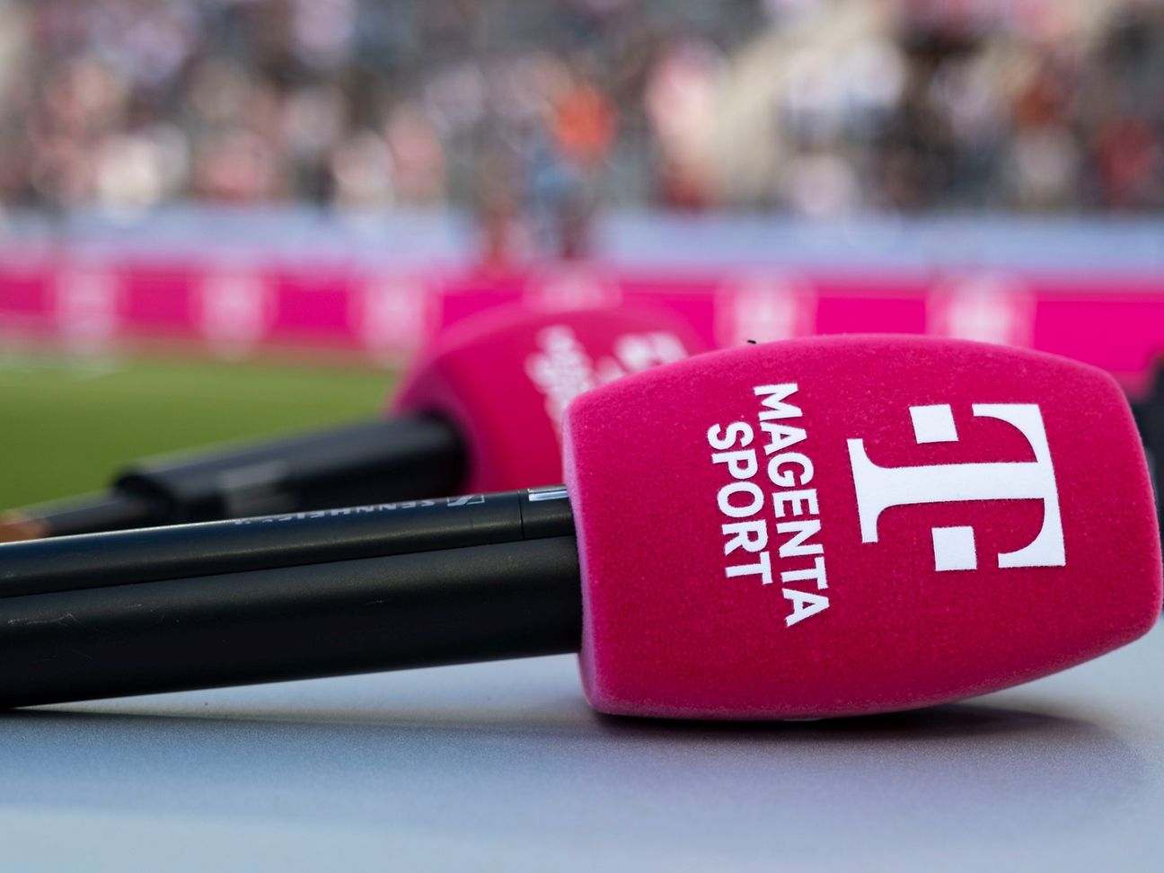 Mikrophon mit dem Aufdruck "MagentaSport".