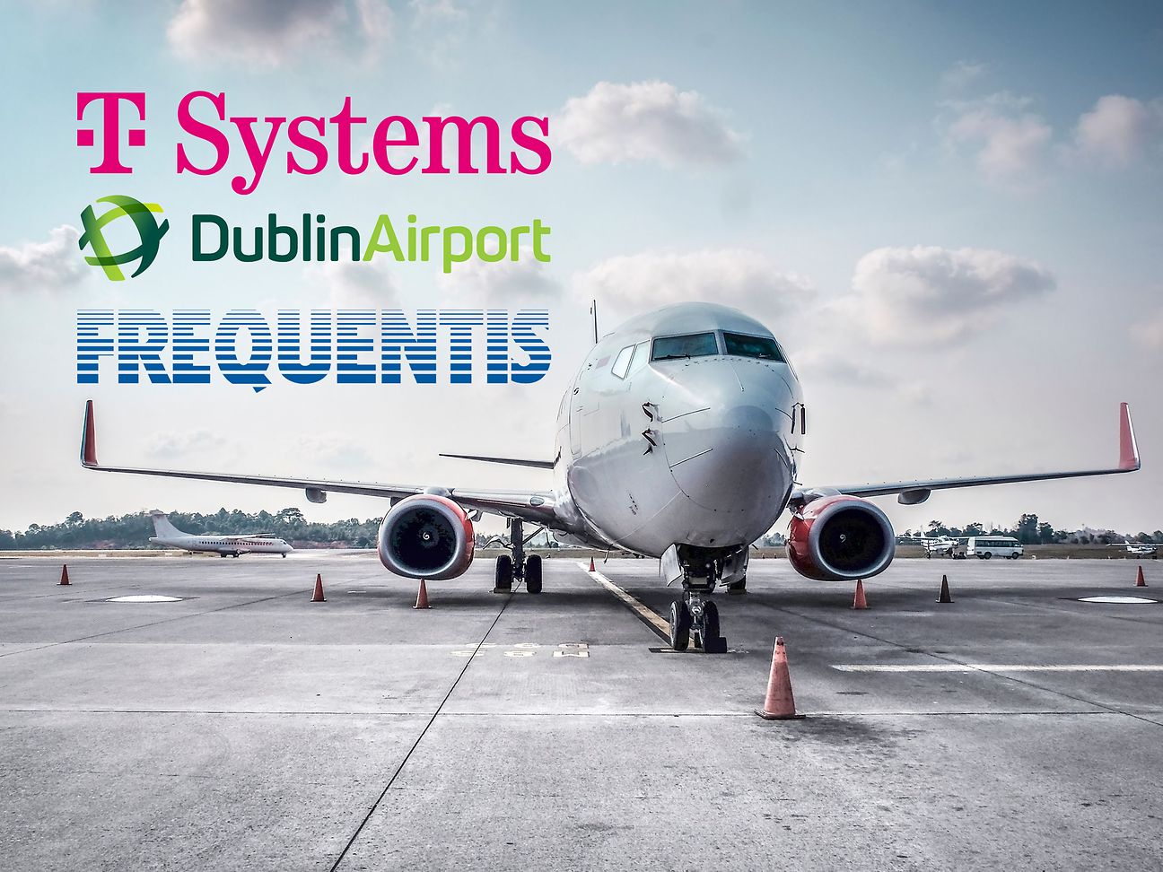 Flugzeug mit drei Logos von T-Systems, Airport Dublin und Frequentis.