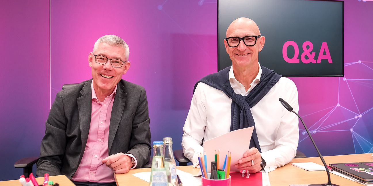 Christian Illek (links) and Tim Höttges at the press conference.