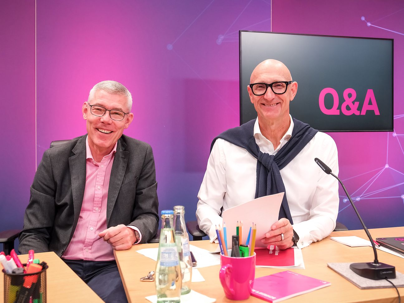 Christian Illek (links) und Tim Höttges während der Pressekonferenz.