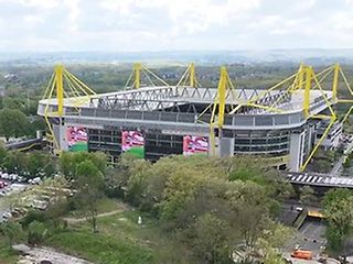 Aussenansicht eines Stadions mit dem Logo der Telekom und der UEFA EURO 2024™ 