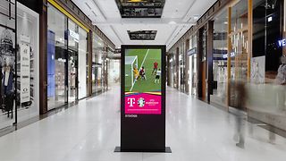 Ein Ströer Public-Video-Screen in einer Einkaufsstraße.