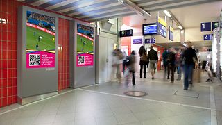 Ein Ströer Public-Video-Screen in einem Bahnhof.