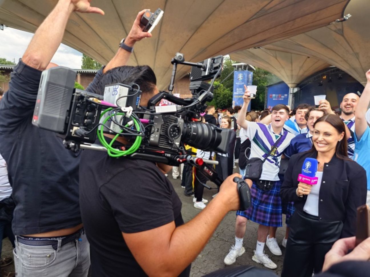 Moderatorin Kamila Benschop bei einer 5G-Live-Schaltung zu MagentaTV vom Public Viewing in Köln.