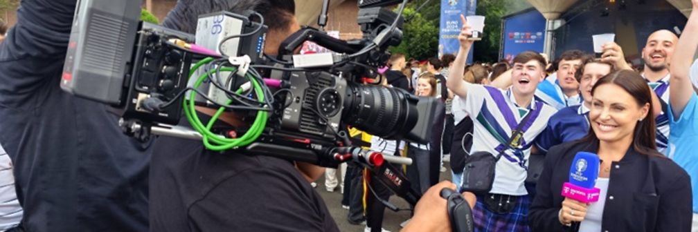 Reporter Kamila Benschop during a live 5G broadcast to MagentaTV from the public viewing area in Cologne.