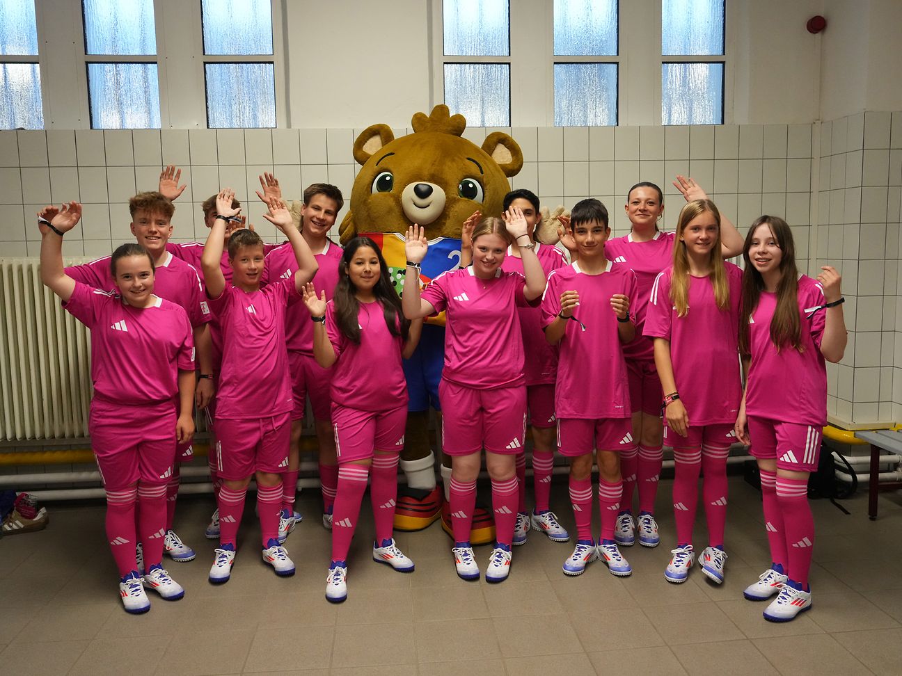 Die Fahnentraegerinnen und -träger mit Maskottchen Albärt in der Kabine.