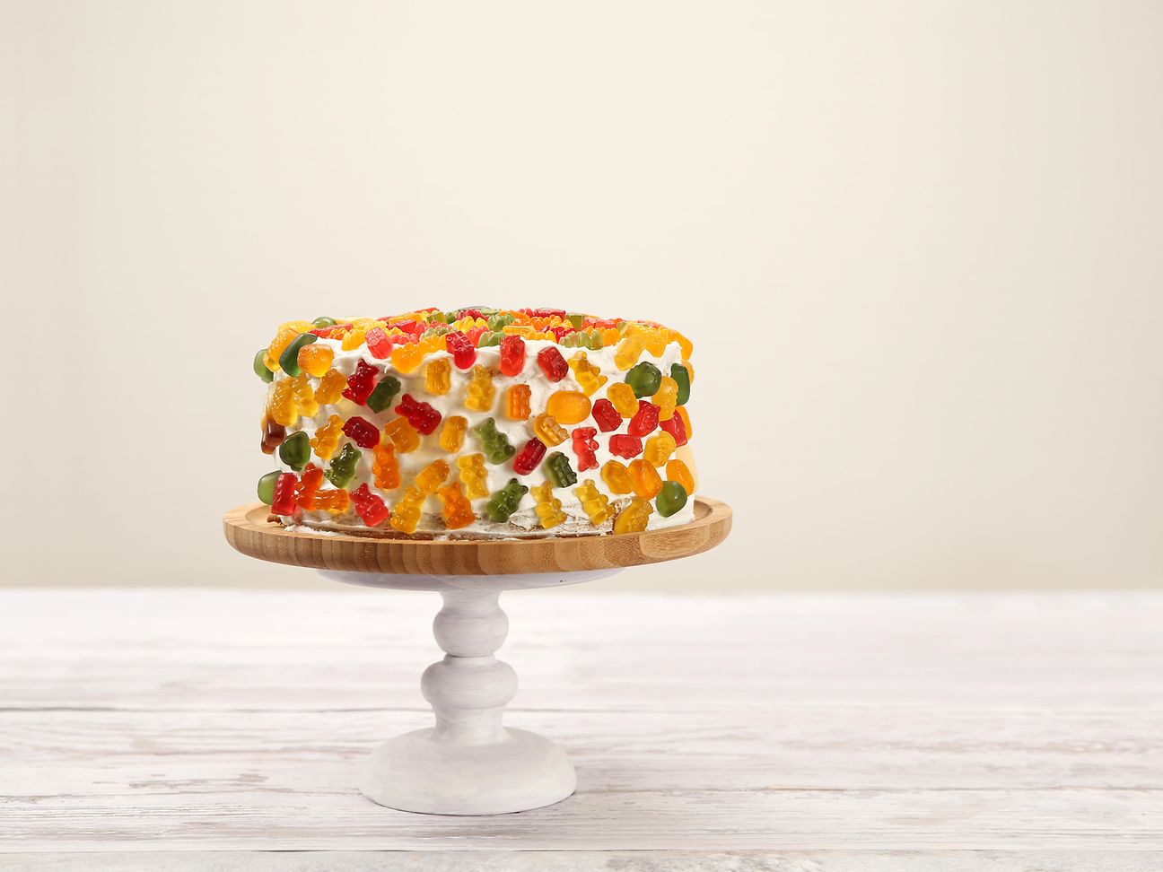 Ein mit Gummibärchen garnierter Kuchen.