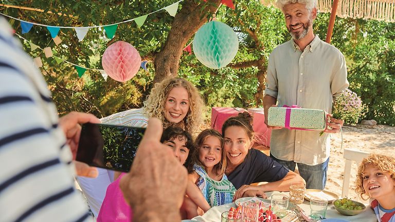 Familie feiert im Garten Geburtstag