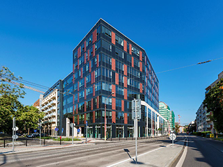 Gebäude der Deutschen Telekom Services Europe in Bratislava an einer Straße und mit blauem Himmel