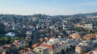 Das Schloss in Bratislava mit dem Schlossgarten bei blauem, wolkenlosem Himmel