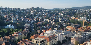 Das Schloss in Bratislava mit dem Schlossgarten bei blauem, wolkenlosem Himmel