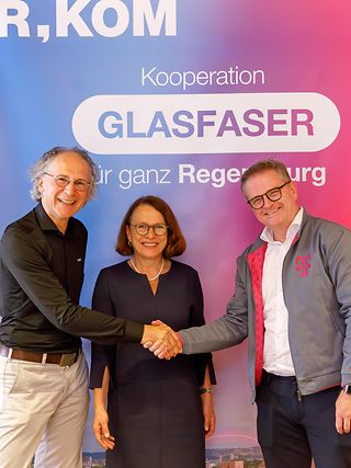 Kooperation zwischen Telekom und R-Kom für einhundert Prozent Glasfaser in Regensburg.